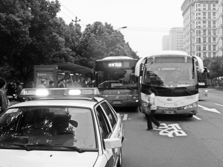 就是这两辆客车的司机在闹事.高清图片