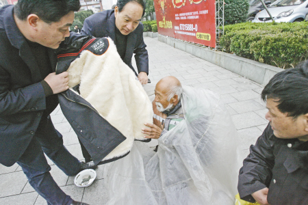 天气骤冷 宁波市救助站上街搜寻流浪者-流浪者