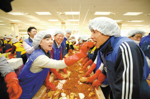 李玮峰随水原三星献爱心 韩国女工喂食泡菜(图