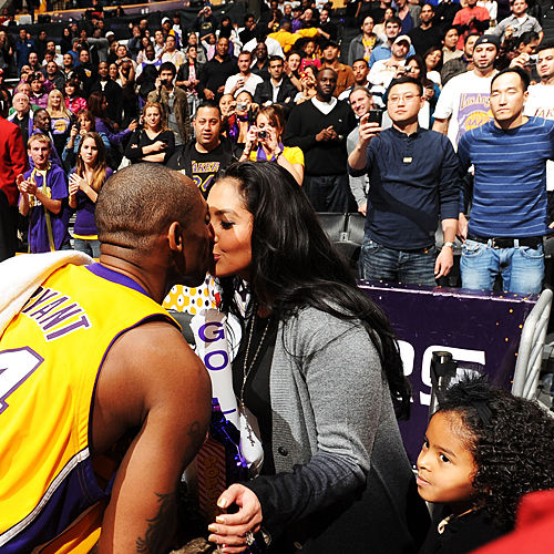 科比伸舌头模仿乔丹 三分绝杀后当众吻娇妻(图