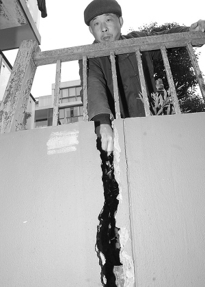 地基下沉致书香景苑小区车库入口处开裂-开裂