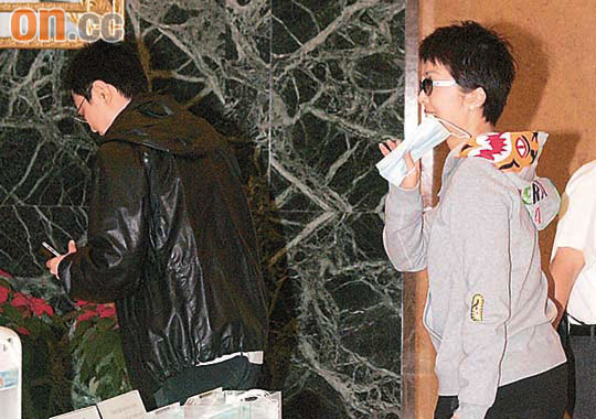 <em>关菊英</em>与同性<em>女友</em>医院探病 两人如影随形-关