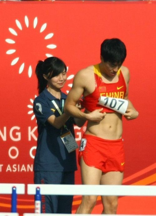 刘翔身后美女志愿者为何如 奥巴马女郎 般走红