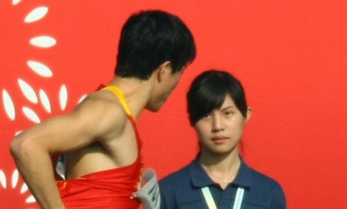 刘翔身后美女志愿者为何如 <em>奥巴马</em>女郎 般<em>走红</em>