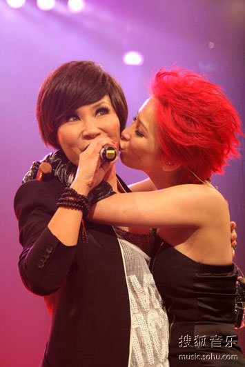 黄小琥发新辑被摸遍全身 温岚顶红发热舞献吻