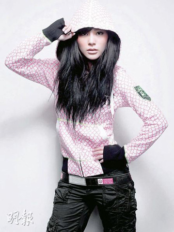 阿娇甩艳照门阴影复出状态神勇 秘密拍广告(图