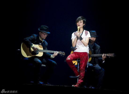 杨坤:李宇春曾轶可唱歌一般 但个性非常鲜明-李