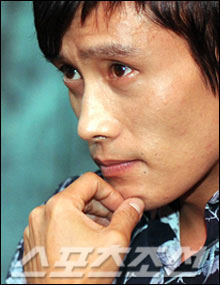 韩国男星骗婚案续:李秉宪连夜接受调查(图)-李