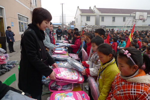 论坛网友为百名贫困孩子新年圆梦--中国宁波网