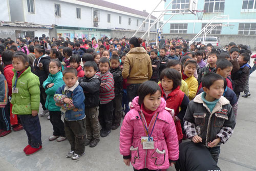 论坛网友为百名贫困孩子新年圆梦--中国宁波网