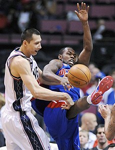 哈里斯大两双易建联3分5板 篮网遭活塞逆转三