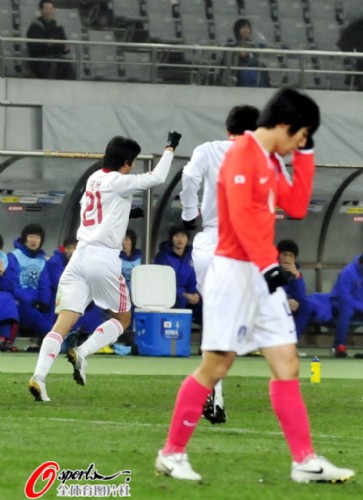 韩国不满如此输球 赛后围攻中国香港主裁讨说