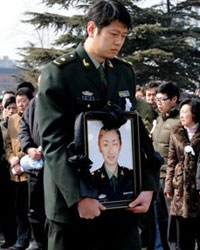 莫科爱妻追悼会举行 八一男女篮到场好友痛哭