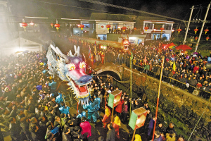 宁海县西岙十八夜抬龙游 村民争相摸龙珠