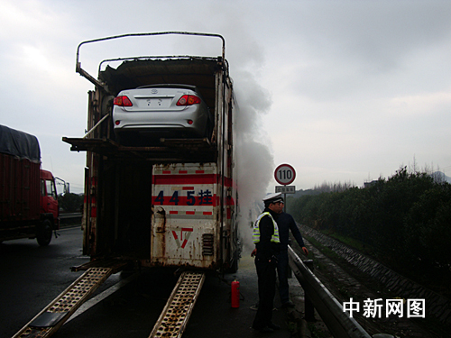 宁波一半挂车高速路着火 八辆丰田新车险成废