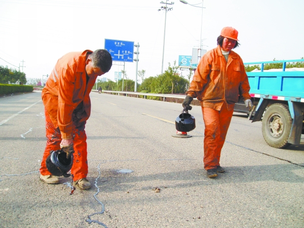 姚北公路养护站对破损路面修补-路面修补,马伟