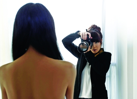 <em>美女</em>摄影师拍全裸写真吓坏路人-摄影师,何莉,人