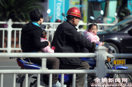 余姚新建北路一辆摩托车上竟坐四个人-乘客,行