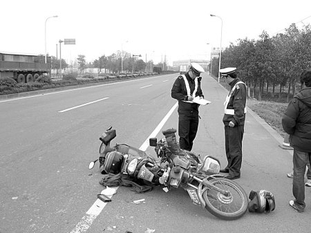 61省道发生摩托车和电动车相撞事故-电动车,摩