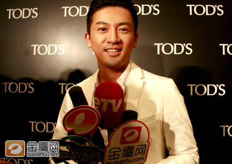 苏有朋低调亮相短暂受访 谈赵薇怀孕:希望她幸