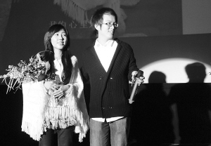 宁波:富二代男子影院向女大学生浪漫求婚-小