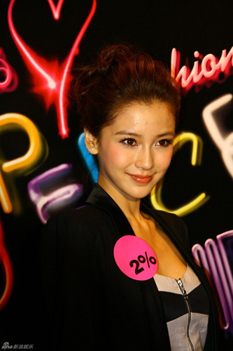 名模杨颖妩媚走秀+不理绯闻[组图]