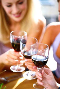 研究:女性学历越高越能喝酒(图)-女性,喝酒,研究