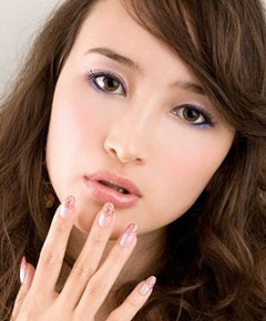 低调美甲裸色风潮吹上指尖(组图)-指尖,妆容,指