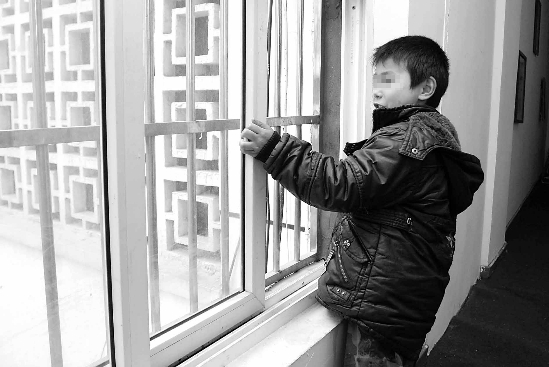 妈妈爸爸先后玩消失6岁小男孩被丢在宾馆