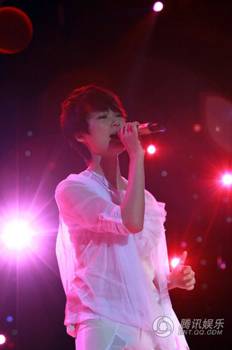 李宇春南京个唱失控痛哭[组图]-李宇春,谢霆锋