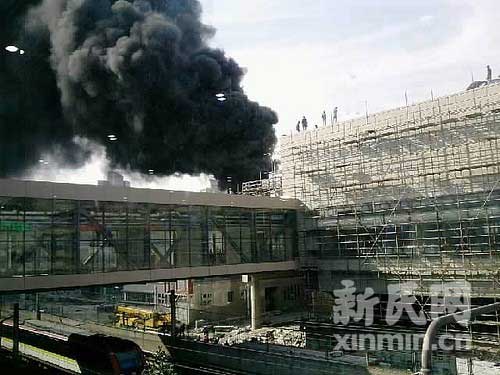 上海火车站发生火灾 疑为施工时不慎引发(组图