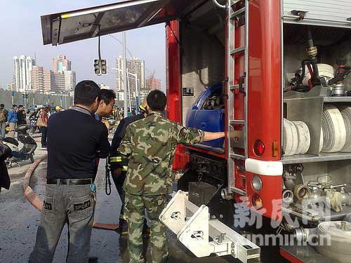 上海火车站发生火灾 疑为施工时不慎引发(组图