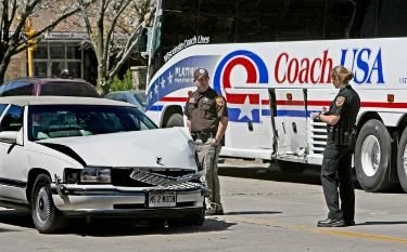 第4战赛前鹰队遭遇车祸 球队大巴车遭飞车撞击