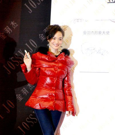 舒淇红艳艳现身引大混乱 遭强行合照花容失色