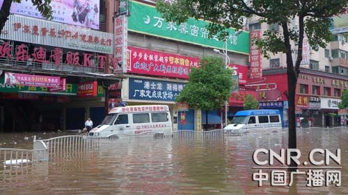 新化县城人口_...场暴雨袭击娄底新化县城.新化县立新小区,消防队借调冲锋舟(3)