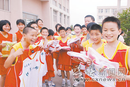 桥头镇中心小学篮球队小朋友收到新球衣-球衣