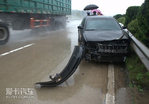 当心有水! 面对暴雨涉水行车应如何应对-涉水,