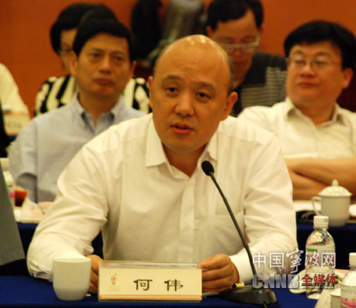 宁波日报报业集团党委书记,社长何伟汇报发言