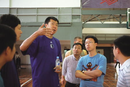 大郅忙里偷闲布置八一富邦篮球公园训练营地-