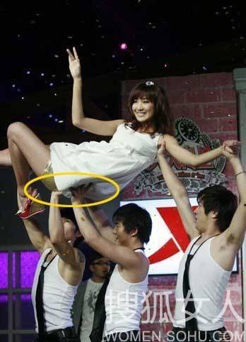 女星<em>遭咸猪手</em>尴尬瞬间[图]-咸猪手
