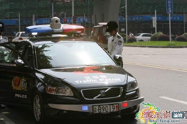 重庆<em>女子特勤队</em>开沃尔沃跑车