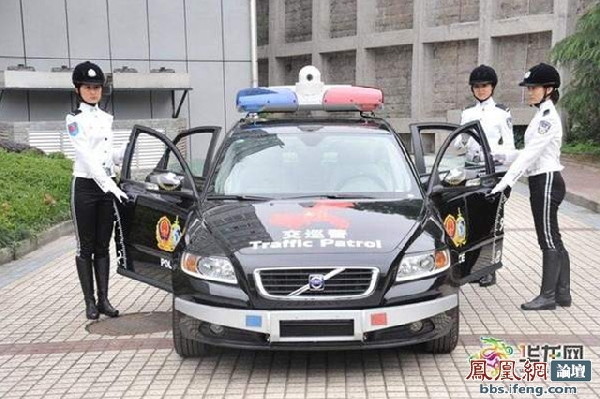 重庆<em>女子特勤队</em>开沃尔沃跑车