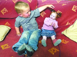 世界上最小的<em>女孩</em> 最<em>相似</em>双胞胎(图)-<em>女孩</em>,夏洛