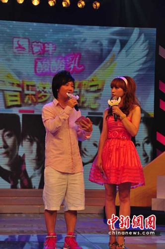 柳岩携阿牛上演性感沙滩秀 傲人身材大胆比罩