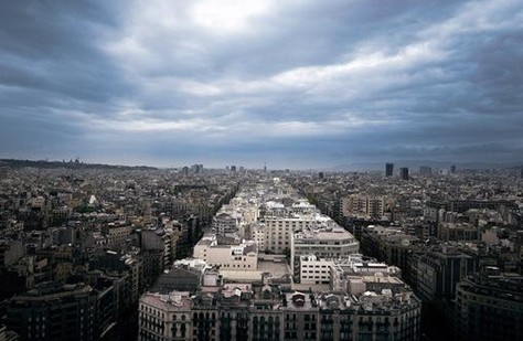 西班牙惊现马路分界线分开本地人和游客(图)-分