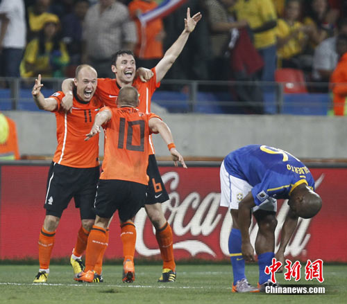 荷兰2-1逆转淘汰十人巴西 率先晋级世界杯半决