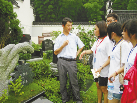 宁波工程学院学生有 胆量 暑期实践去墓地