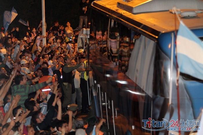 上万名阿根廷球迷迎接阿根廷国家队回家(图)-阿