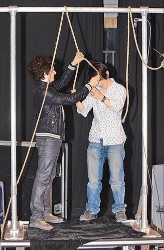 刘谦玩命秀上吊 失传30年最危险魔术(组图)-刘