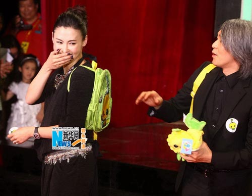 组图:张柏芝遭难买二送全家冯小刚怕pk星爷